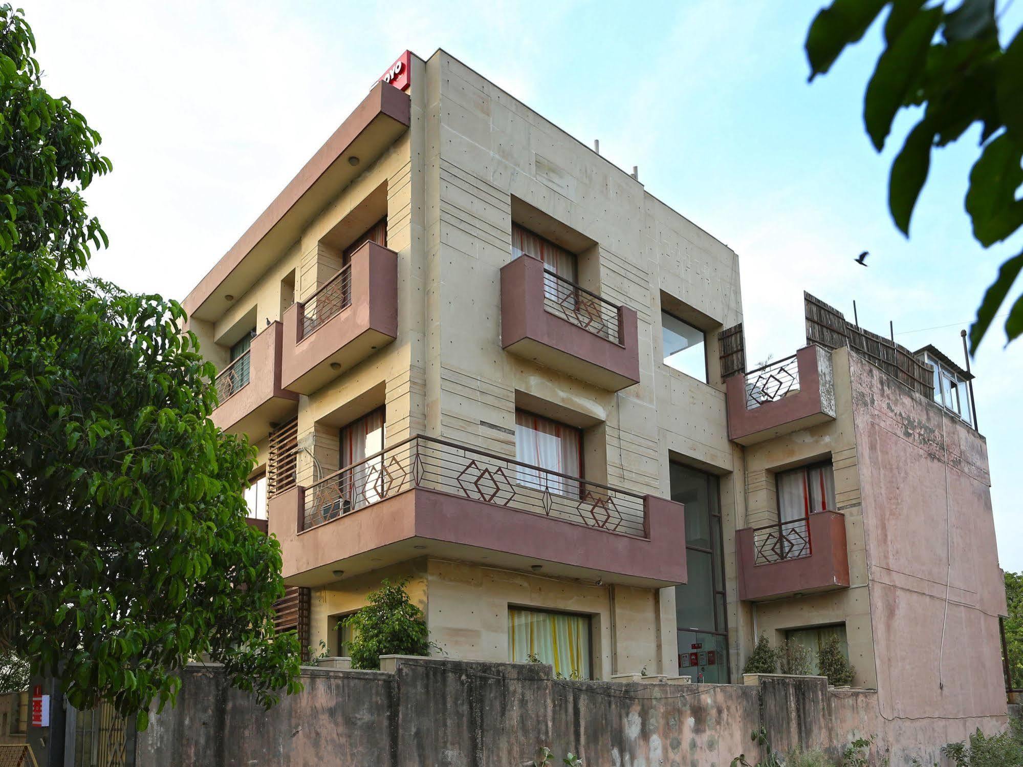 Oyo Flagship 387 Moulsari Avenue Hotel คูร์เคาน์ ภายนอก รูปภาพ