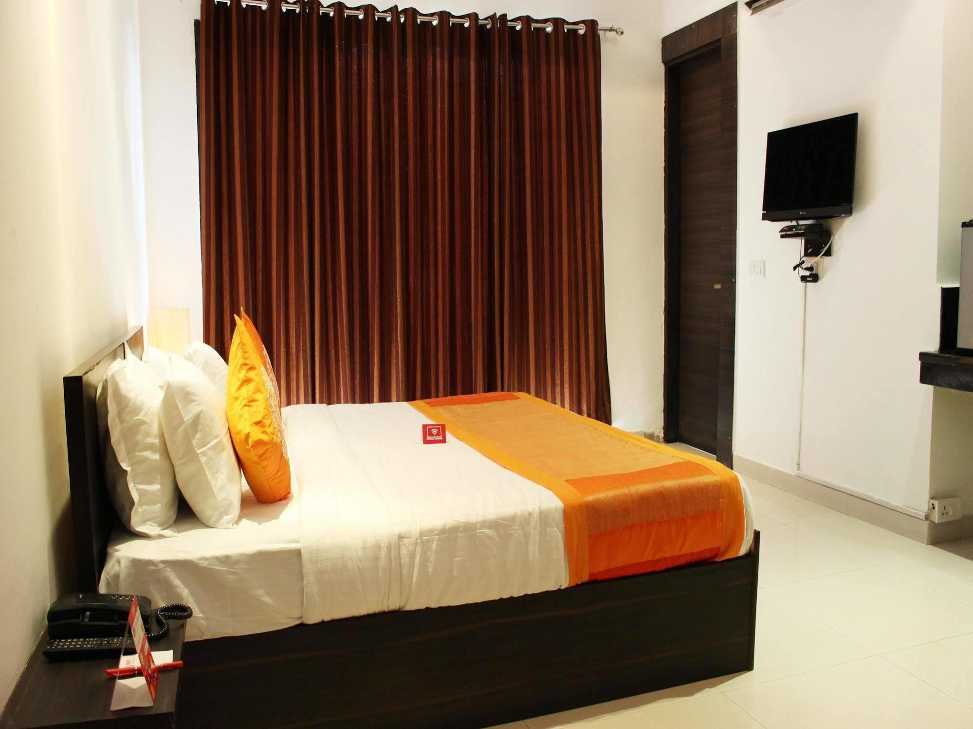 Oyo Flagship 387 Moulsari Avenue Hotel คูร์เคาน์ ภายนอก รูปภาพ