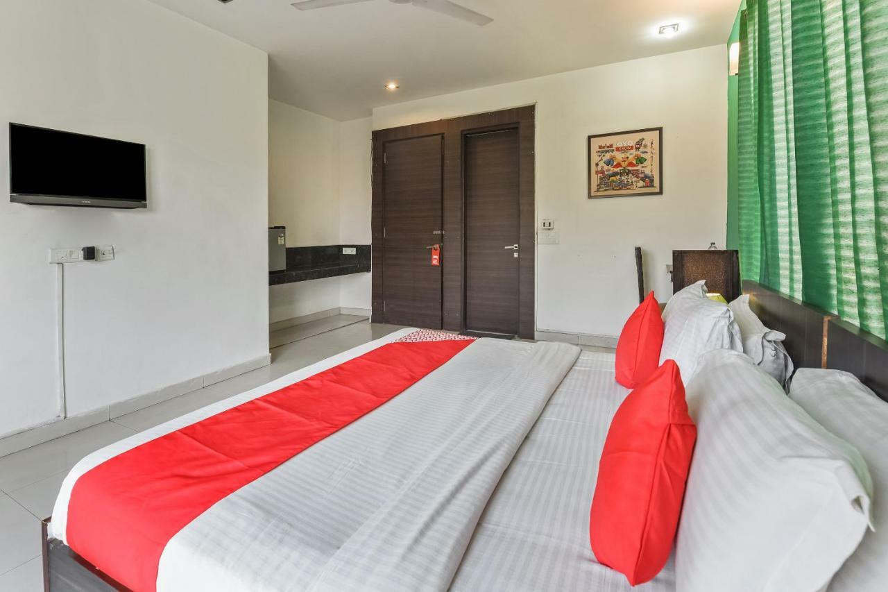 Oyo Flagship 387 Moulsari Avenue Hotel คูร์เคาน์ ภายนอก รูปภาพ