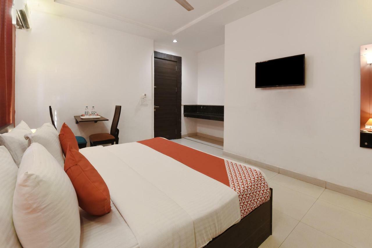 Oyo Flagship 387 Moulsari Avenue Hotel คูร์เคาน์ ภายนอก รูปภาพ