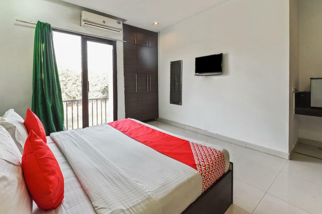 Oyo Flagship 387 Moulsari Avenue Hotel คูร์เคาน์ ภายนอก รูปภาพ